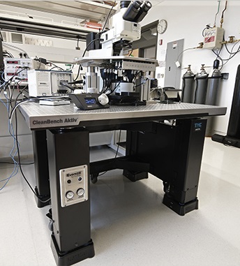 主動(dòng)隔振光學(xué)實(shí)驗(yàn)桌(圖4) 主動(dòng)隔振光學(xué)實(shí)驗(yàn)桌(圖4)